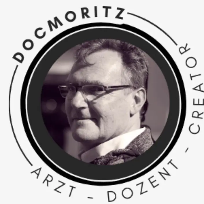 Rundes DocMoritz-Logo: Porträt von Peter Moritz mit der Umschrift Arzt, Dozent, Creator